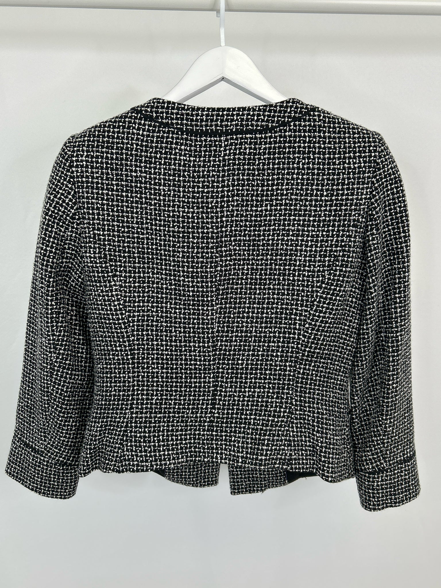 White House Black Market Size 6 Black & White Women Jacket