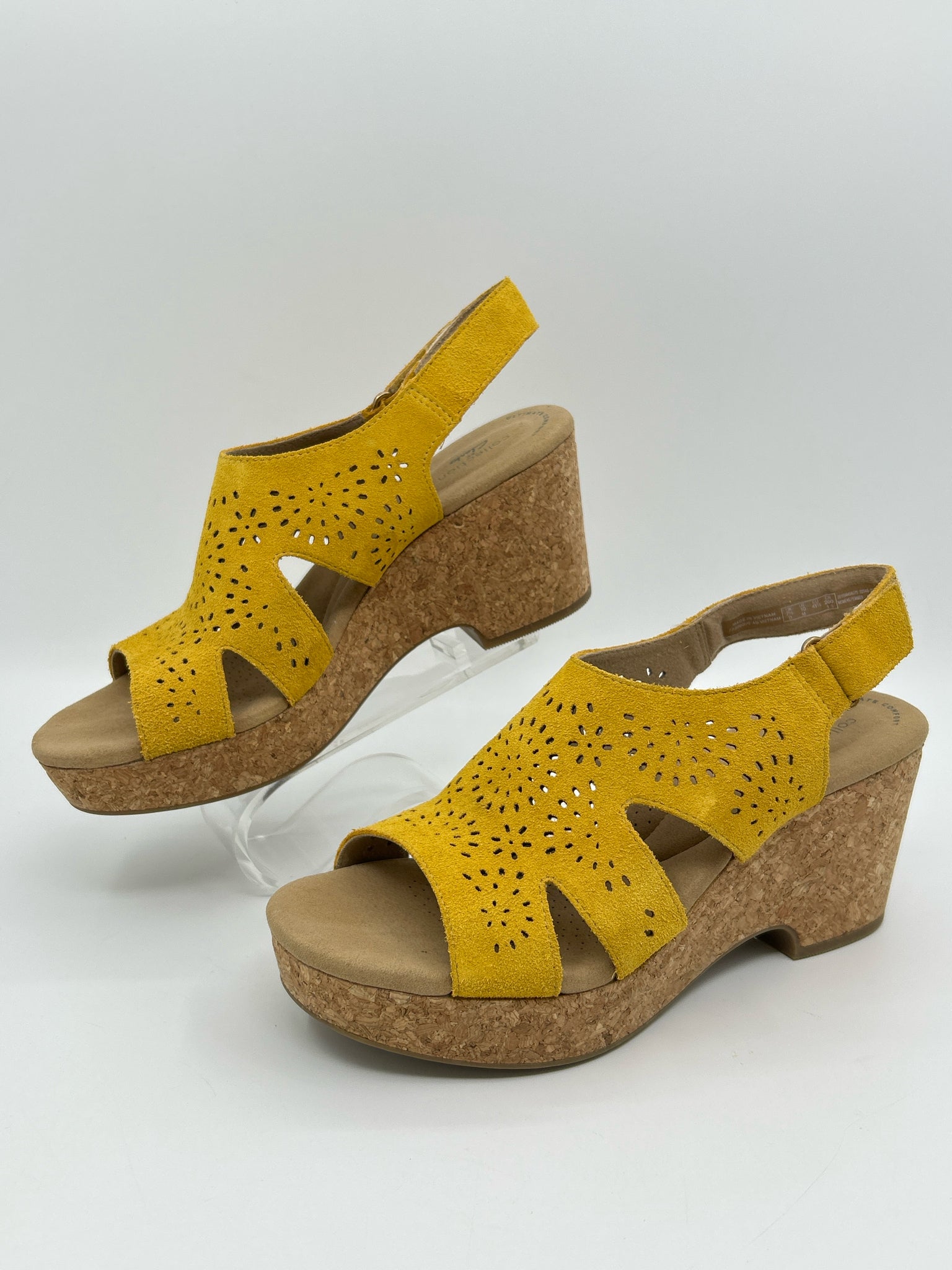 CLARKS Size 10M Yellow Women Sandal