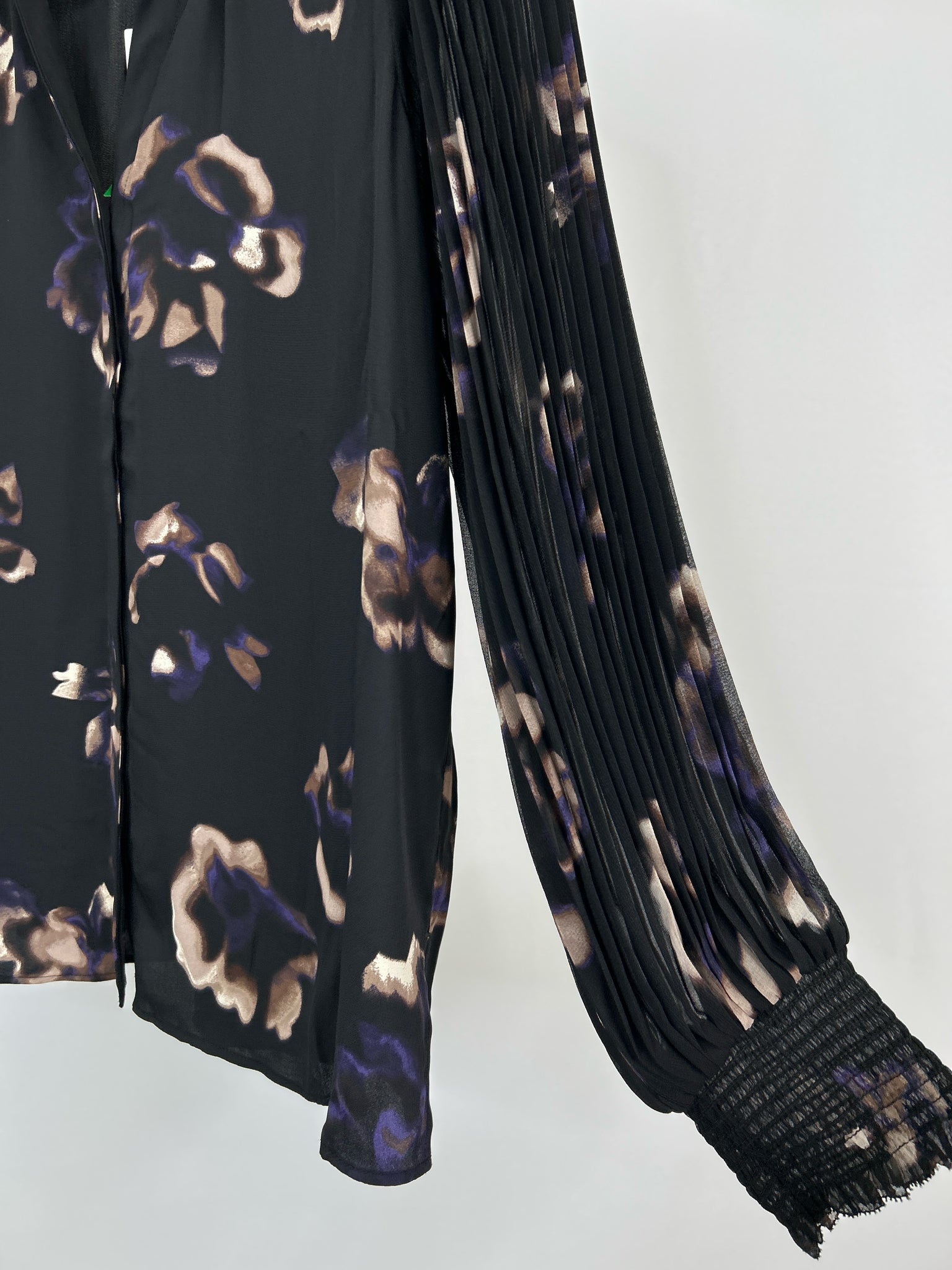 CHICO'S Size 8 Black Floral Women Blouse