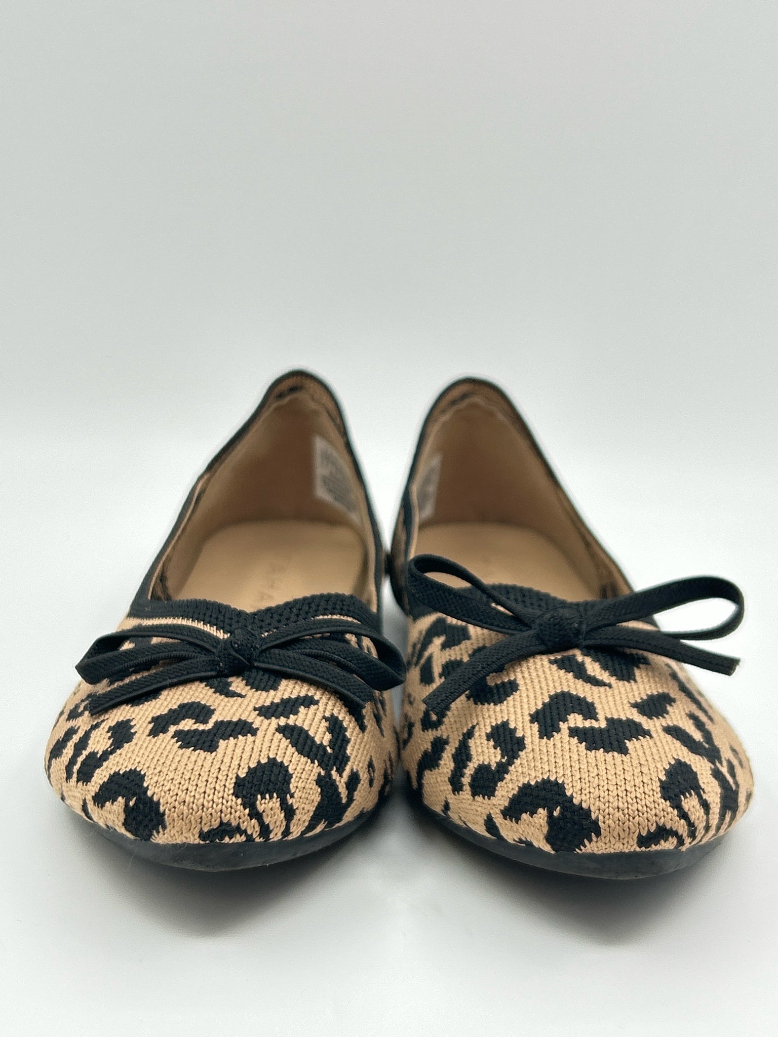 TAHARI Size 7 Tan and Black Women Flats