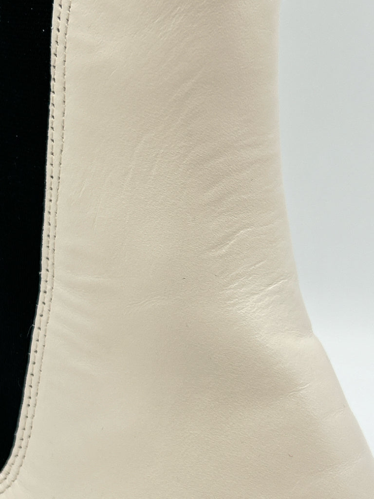 MICHAEL MICHAEL KORS Size 7.5M IVORY AND BLACK Women's Boots