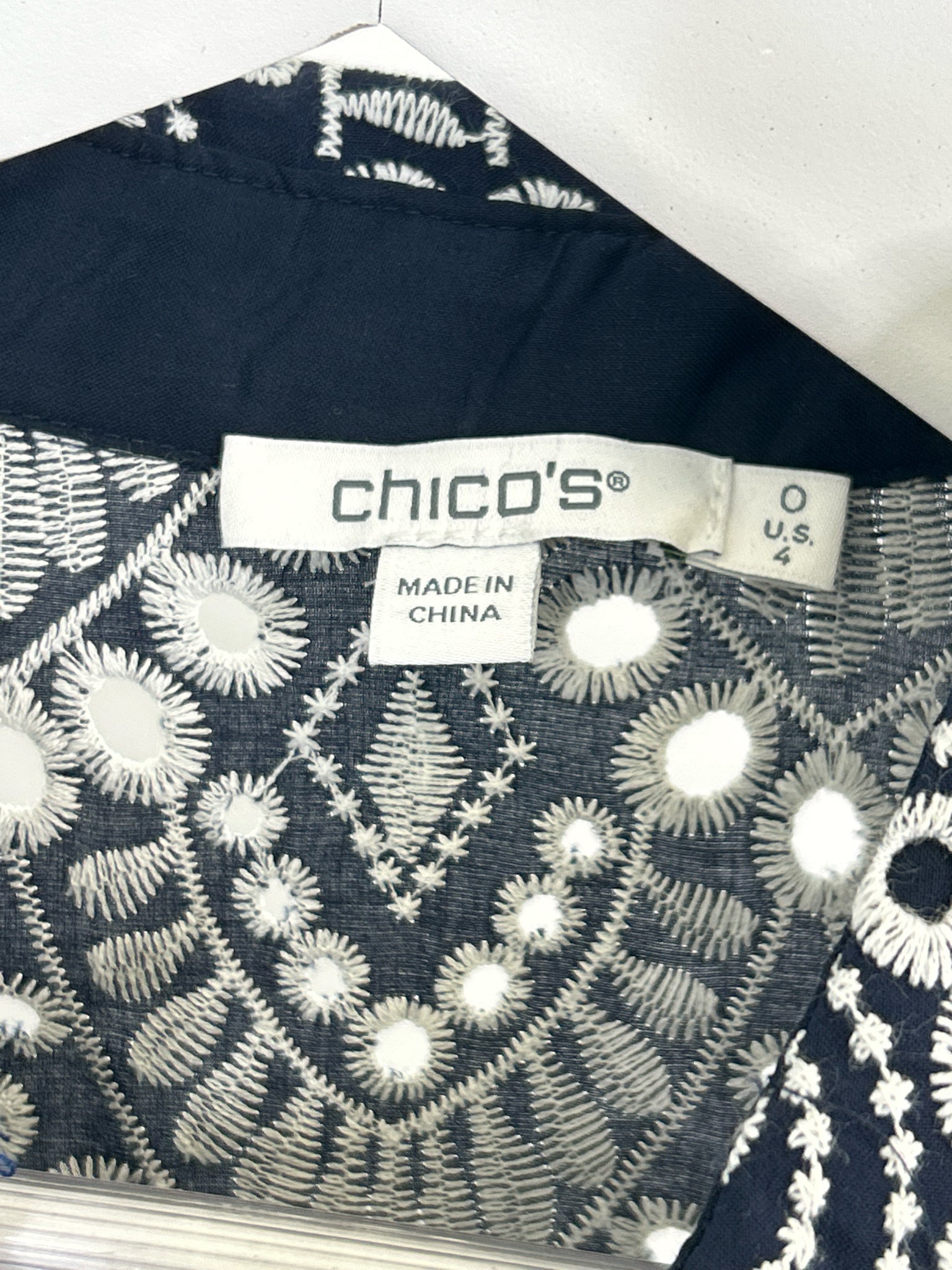 CHICO'S Size 4 NAVY AND WHITE Women Top
