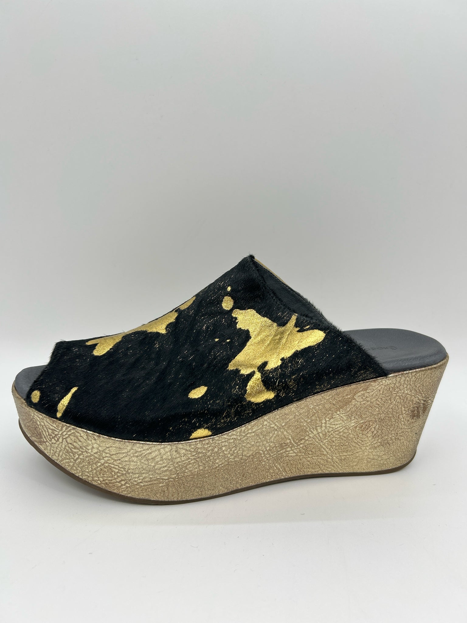 CHOCOLAT BLU Size 11M BLACK AND GOLD Women Sandal