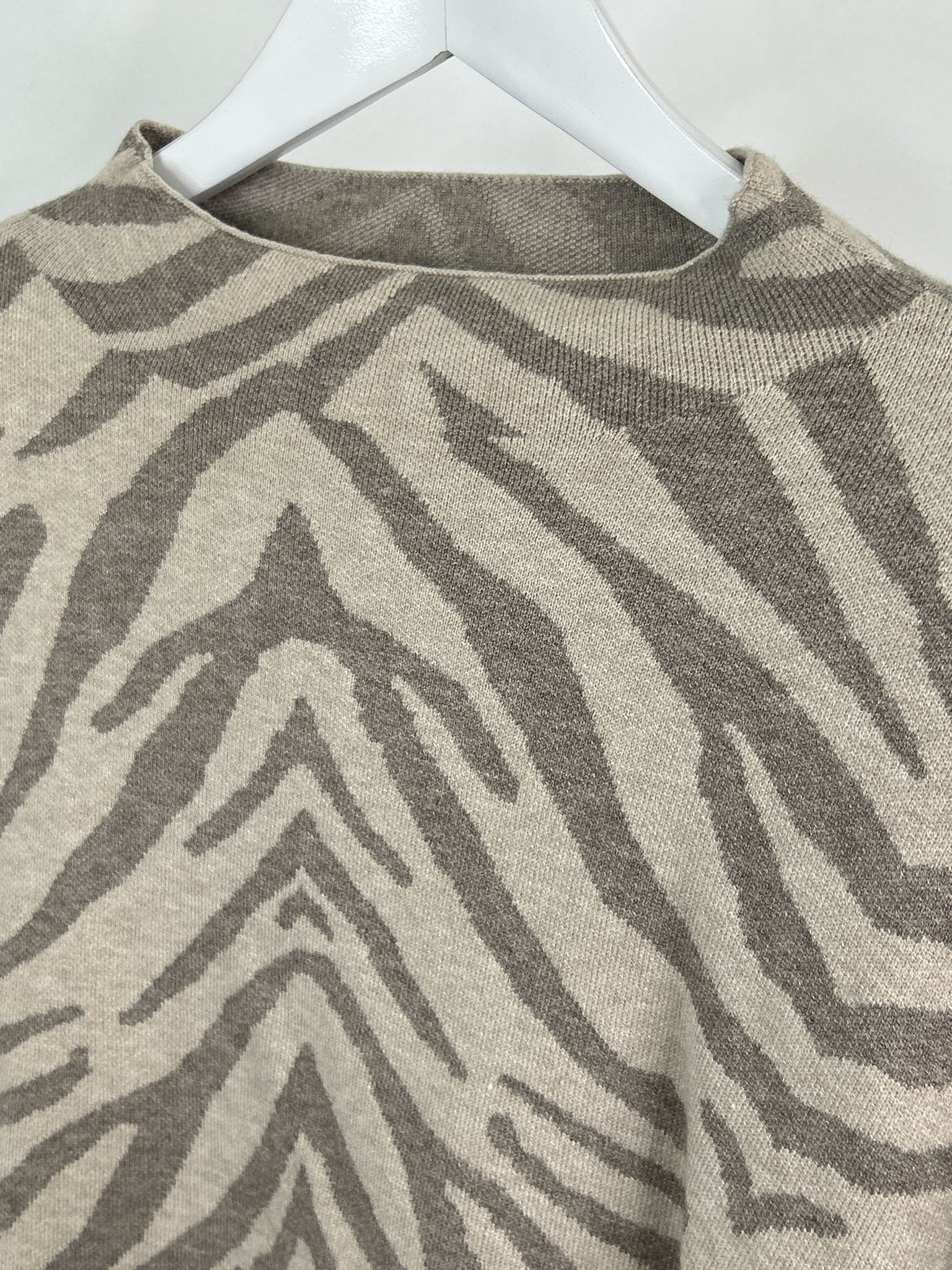 T TAHARI Size 3X BEIGE AND GRAY Women Sweater