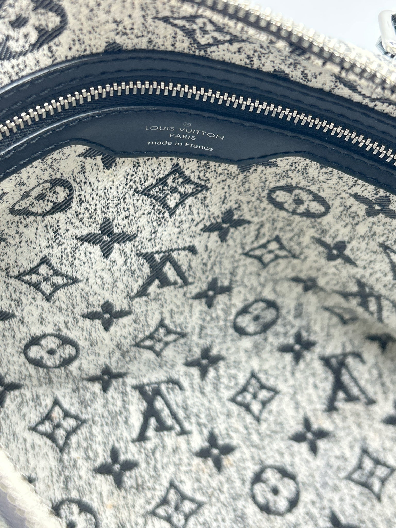 LOUIS VUITTON Black and White Women Purse