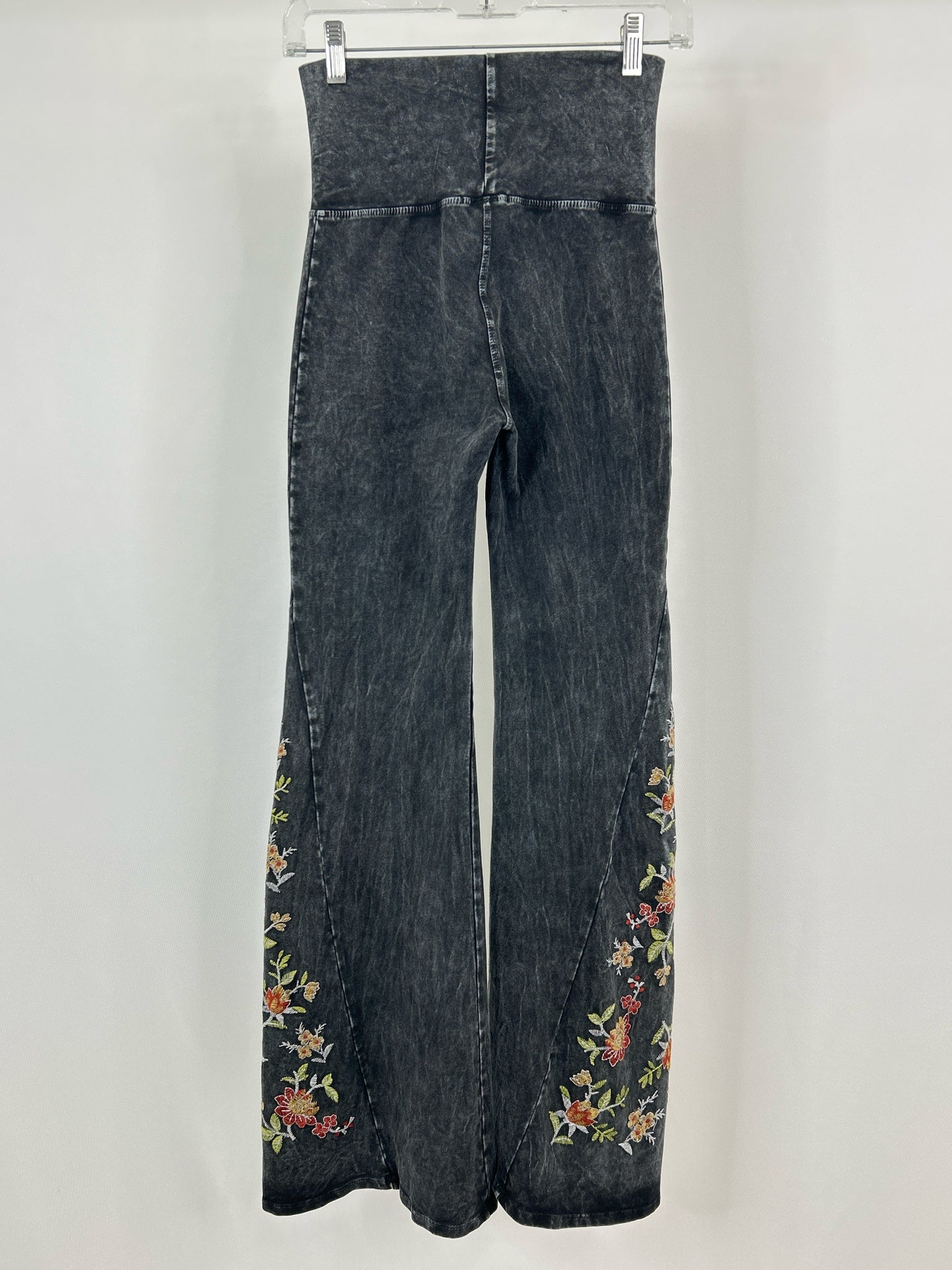 T PARTY Size S Black Women Pants