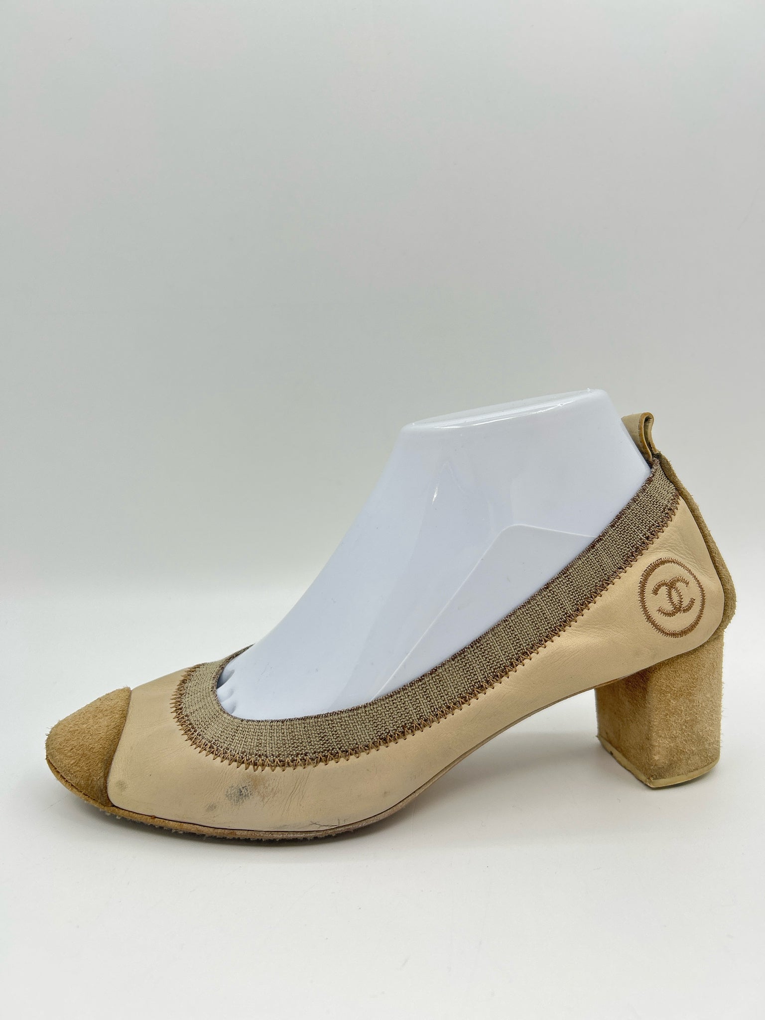 CHANEL Size 38 Cream Women Pumps