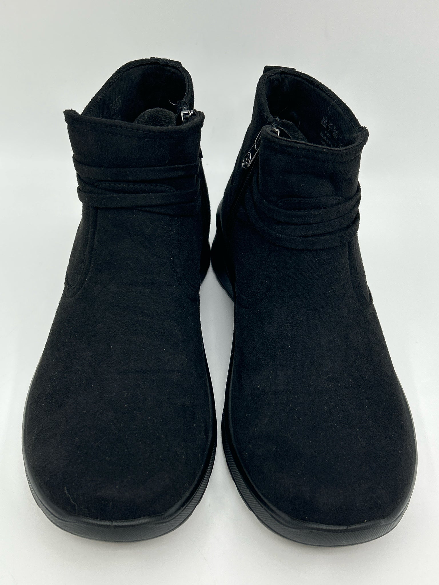 BZEES NWOB Size 9.5M Black Women Booties