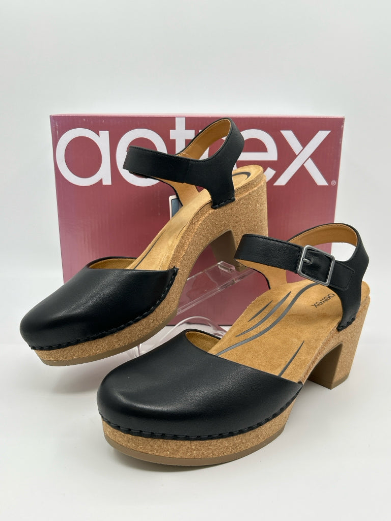 AETREX Size 7 Black Finley Women's Clogs