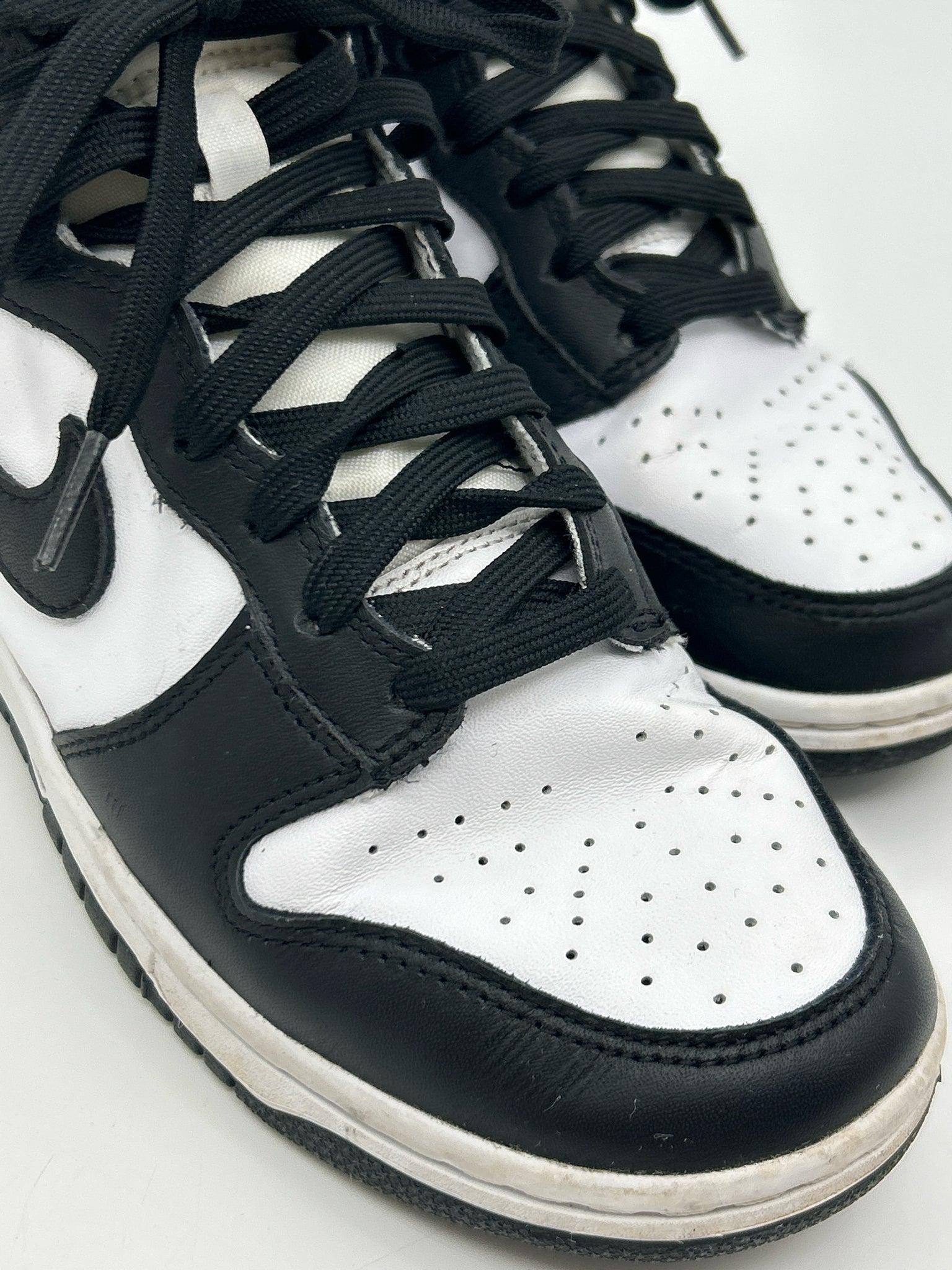 NIKE Size 7 Black & White Women Sneakers