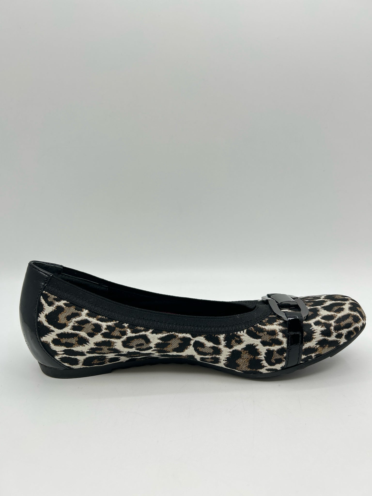 MUNRO Size 9.5N White and black Women Flats