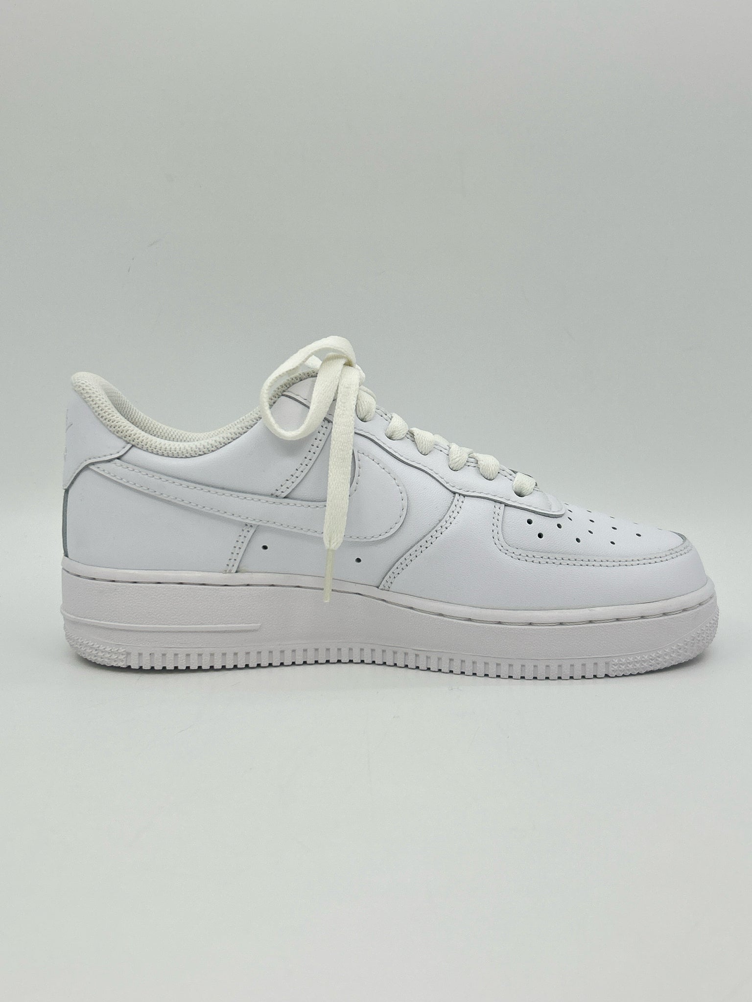 NIKE Size 8.5 White Women Sneakers