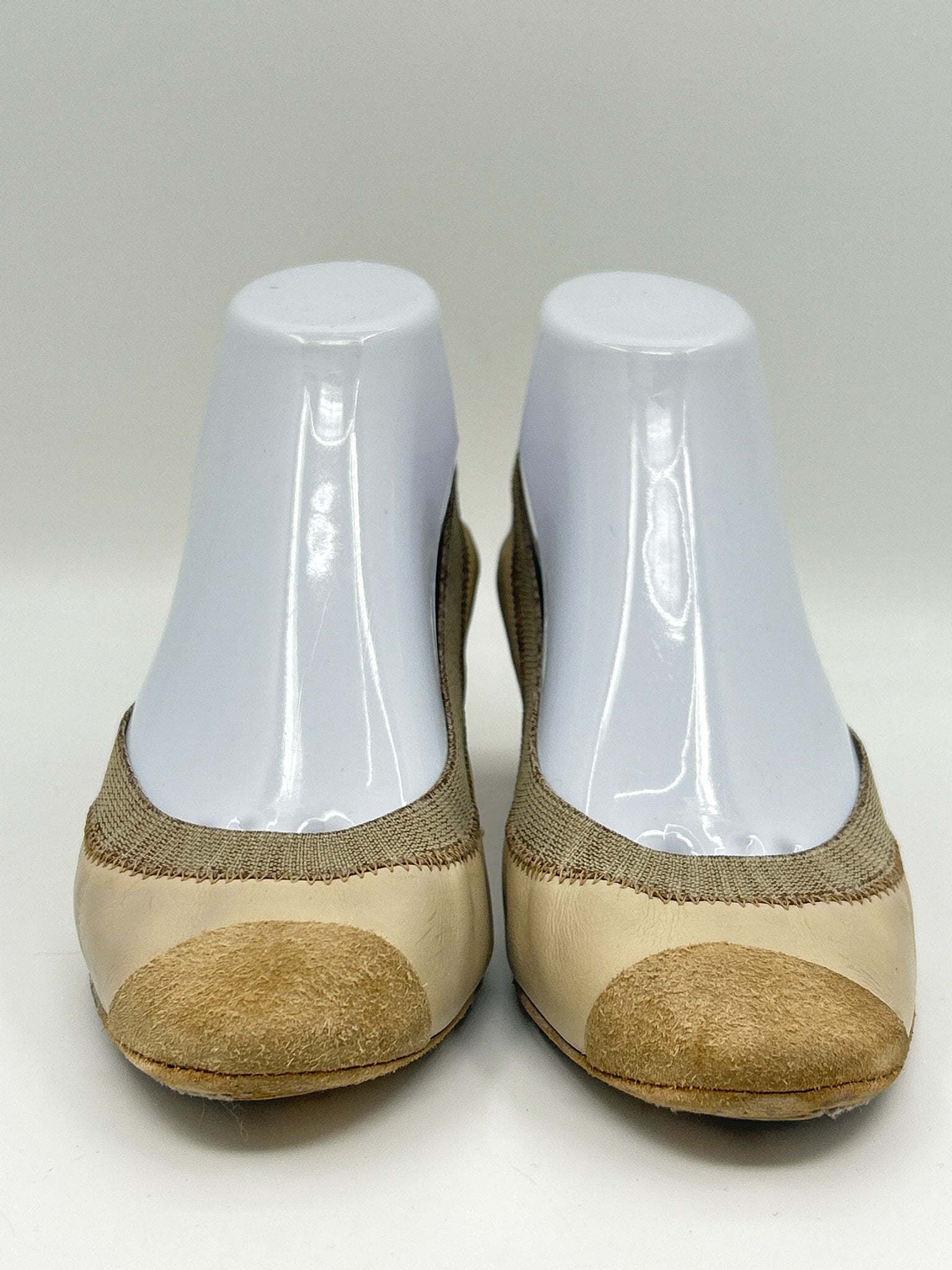 CHANEL Size 38 Cream Women Pumps