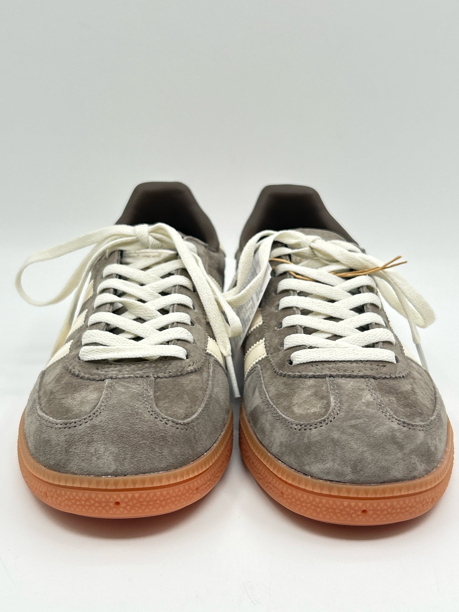 ADIDAS NWT Size 7 Taupe Women Sneakers