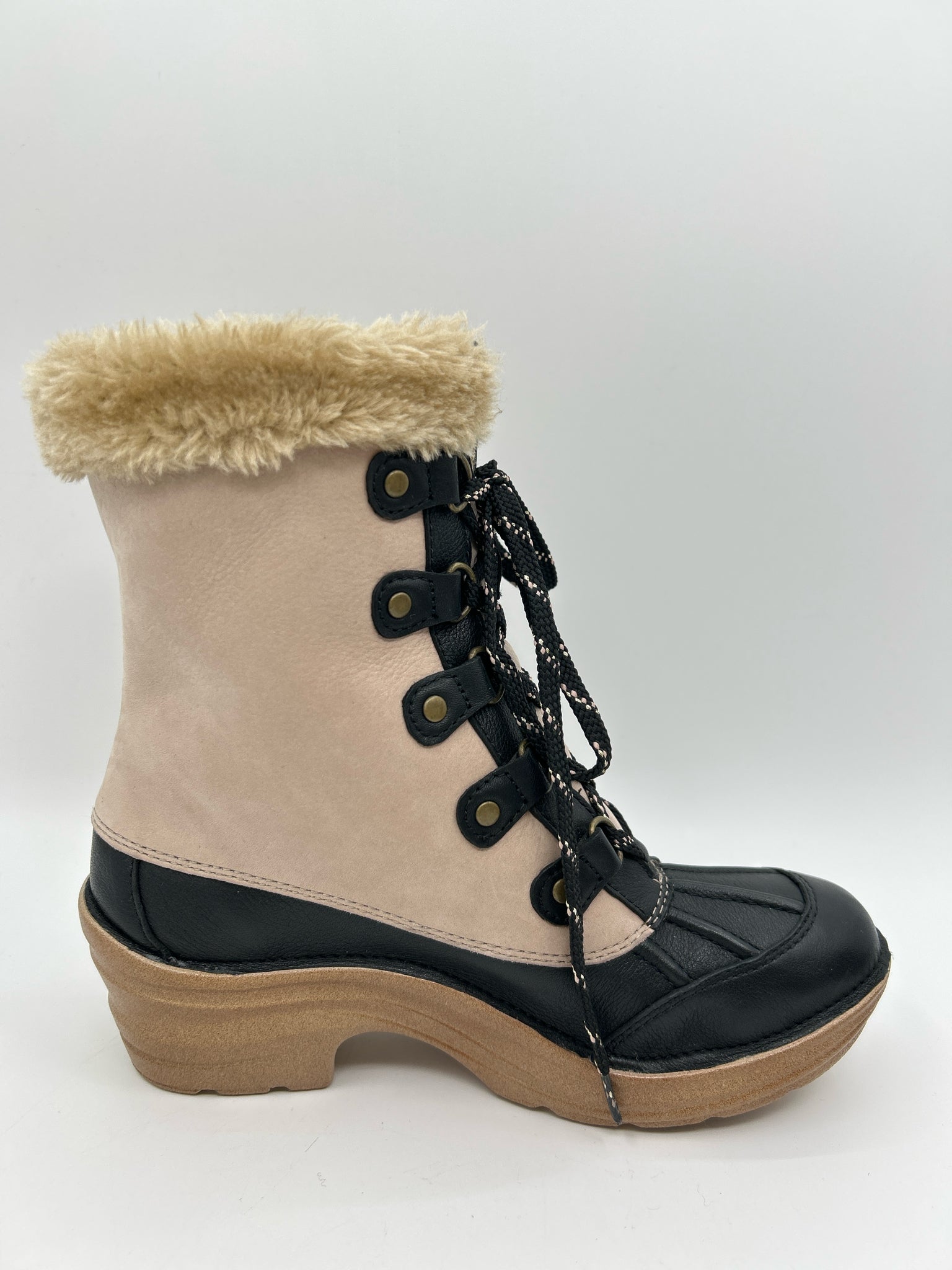 Bionica Size 7.5M CREAM AND BLACK Women Boots