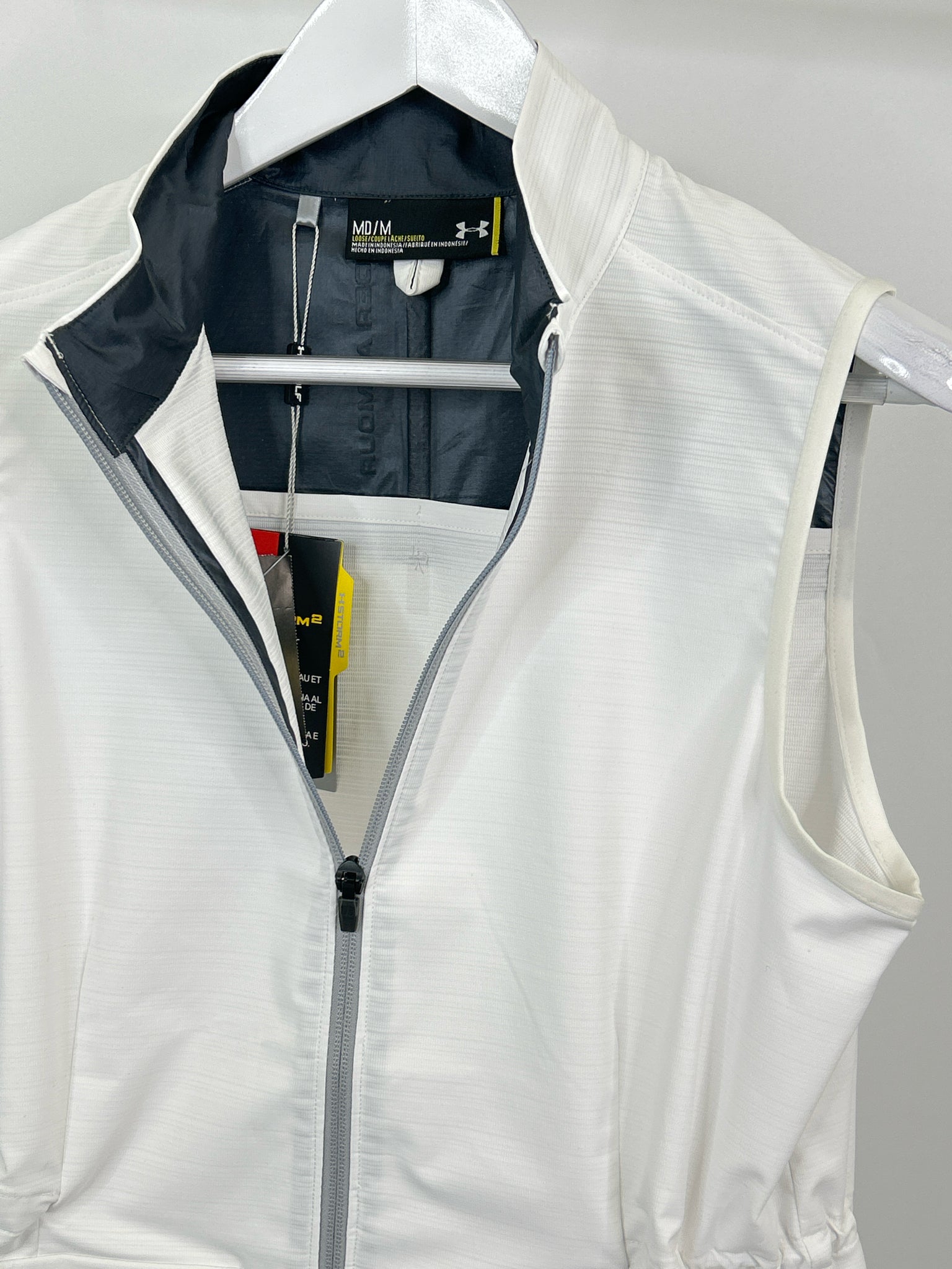 UNDER ARMOUR Size M White Women Vest
