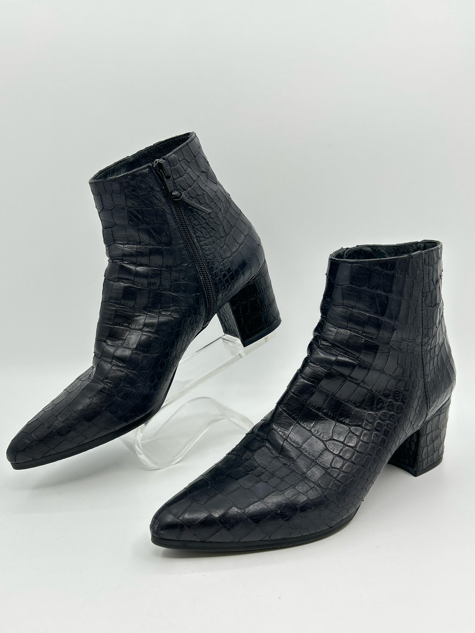 STUART WEITZMAN Size 8M Black Women Booties