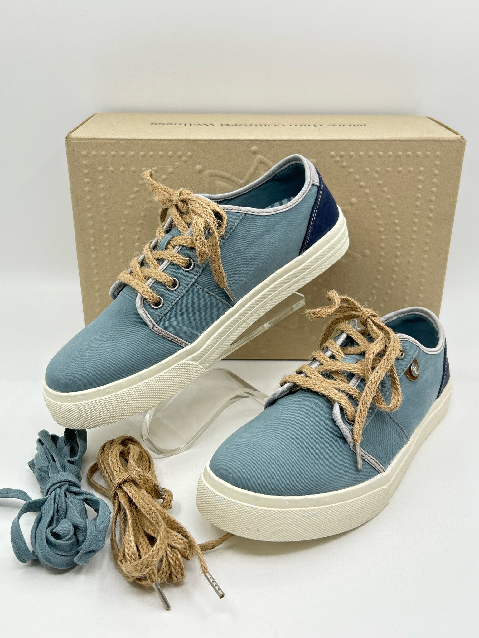 TAOS Size 8M BLUE AND NAVY Women Sneakers