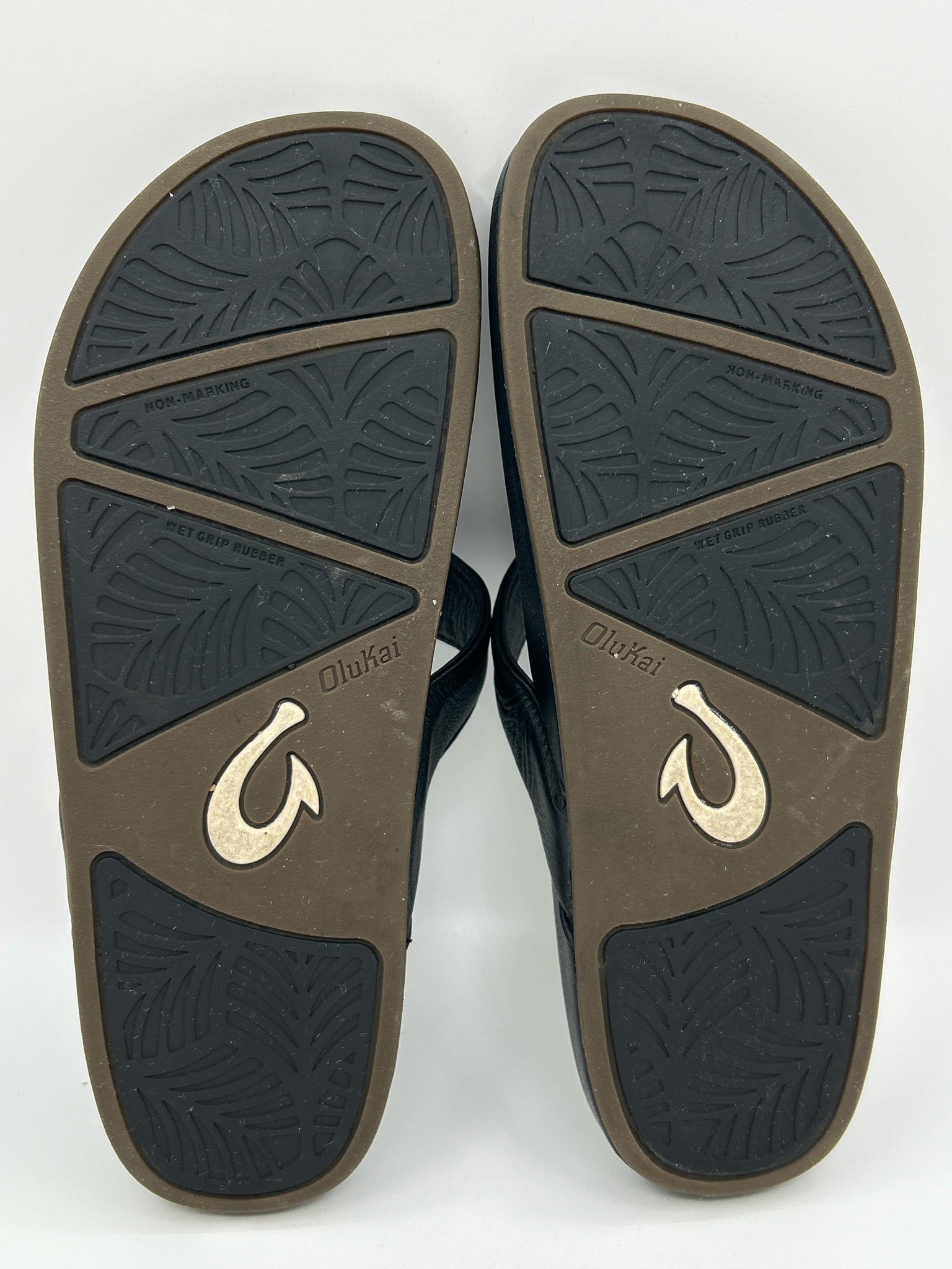 OLUKAI Size 8W Black Women Sandal