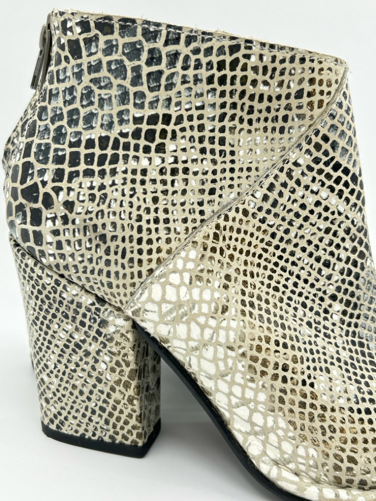 DIBA TRUE Size 6.5 White & Black Women Booties
