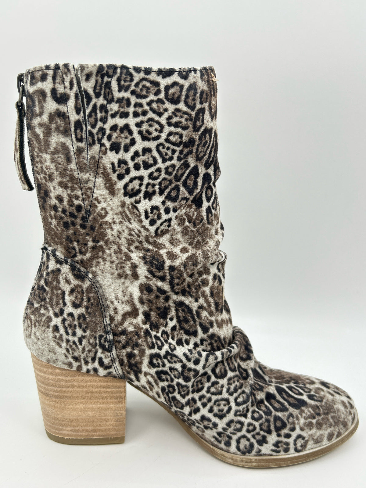 VERY G Size 6 black and grey Women Booties
