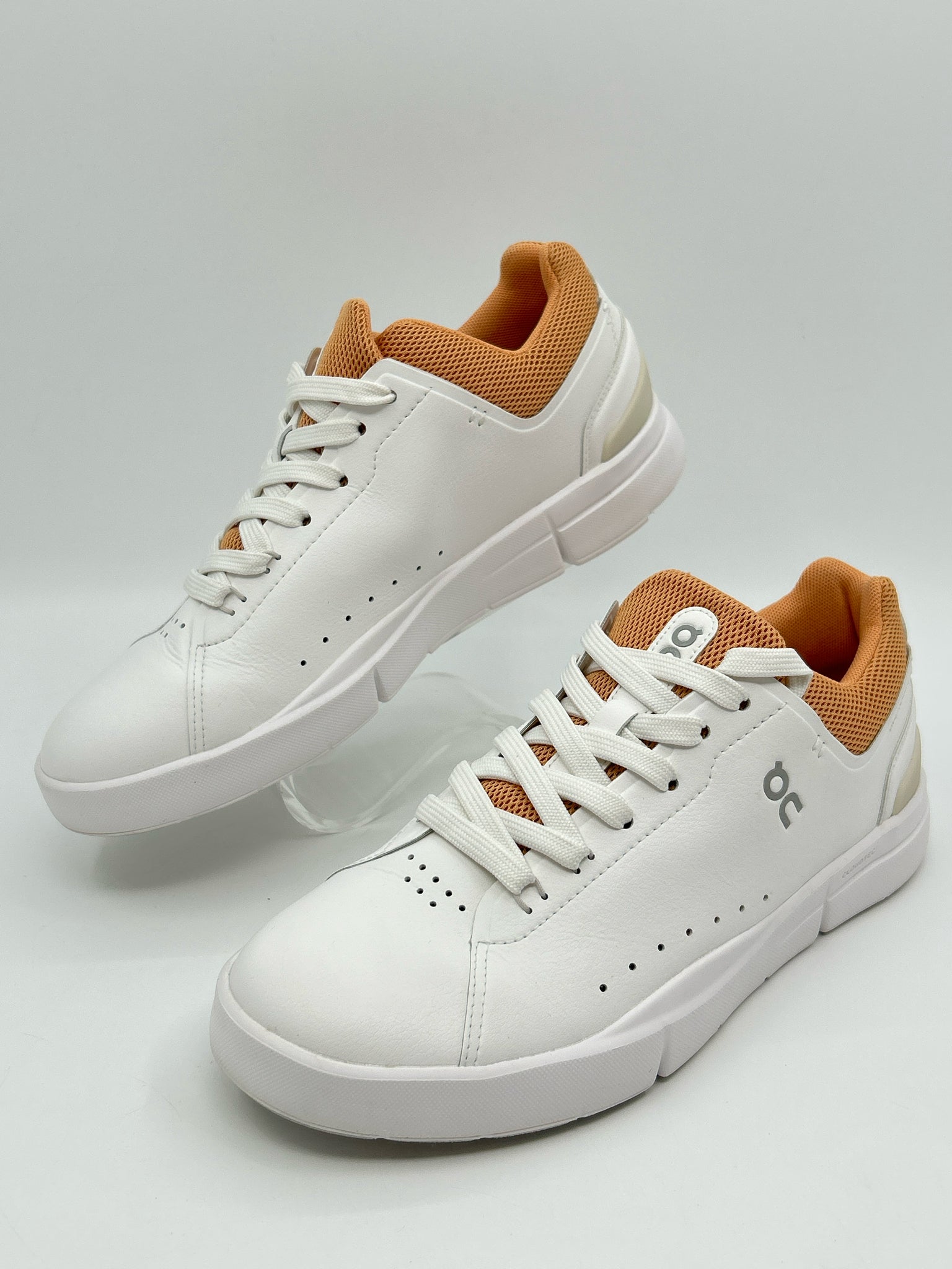 ON CLOUD Size 8 White Women Sneakers