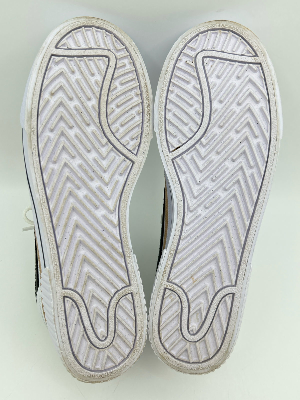 NIKE Size 8 White and black Women Sneakers
