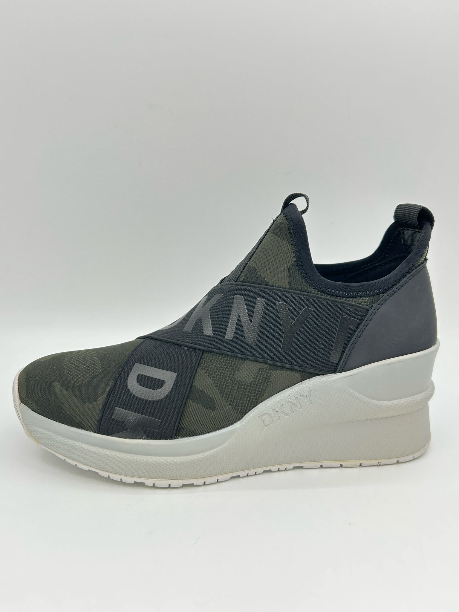 DKNY Size 7.5 CAMO Women Sneakers