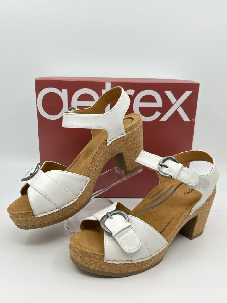 AETREX Size 9/9.5 White Women's Sandal