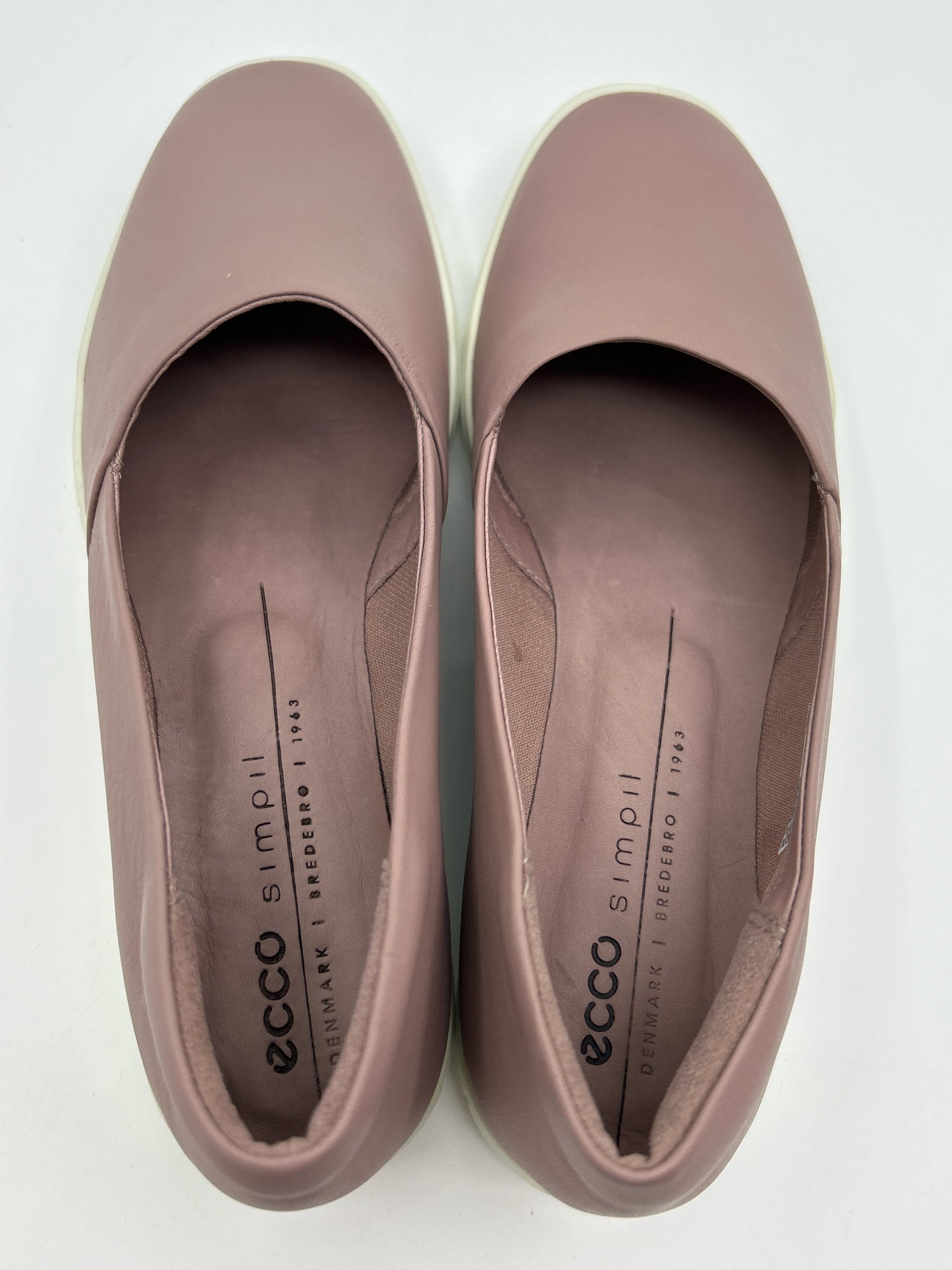 ECCO Size 6.5/7 Rose Women Flats
