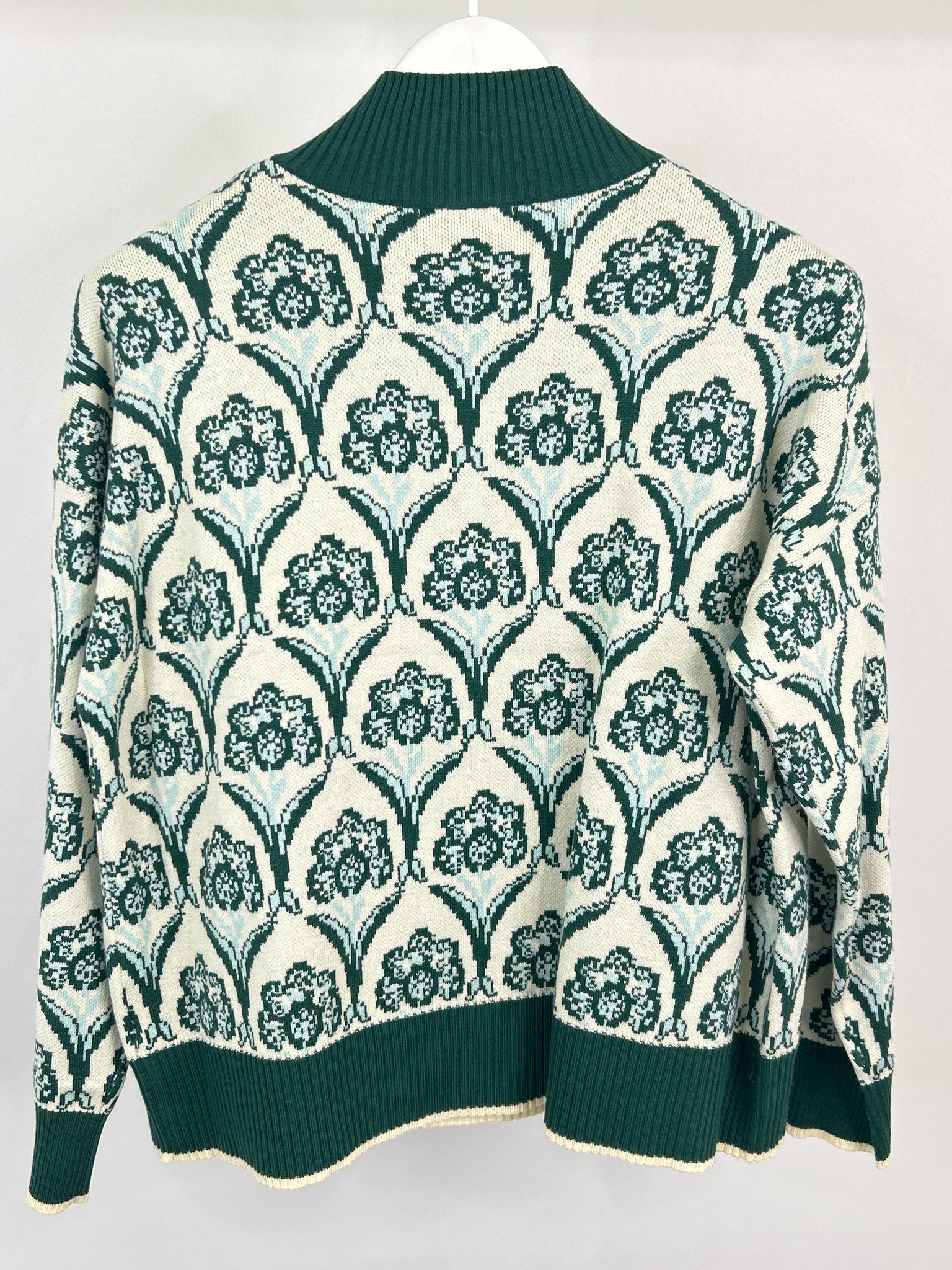 ENTRO Size S WHITE AND GREEN Women Sweater