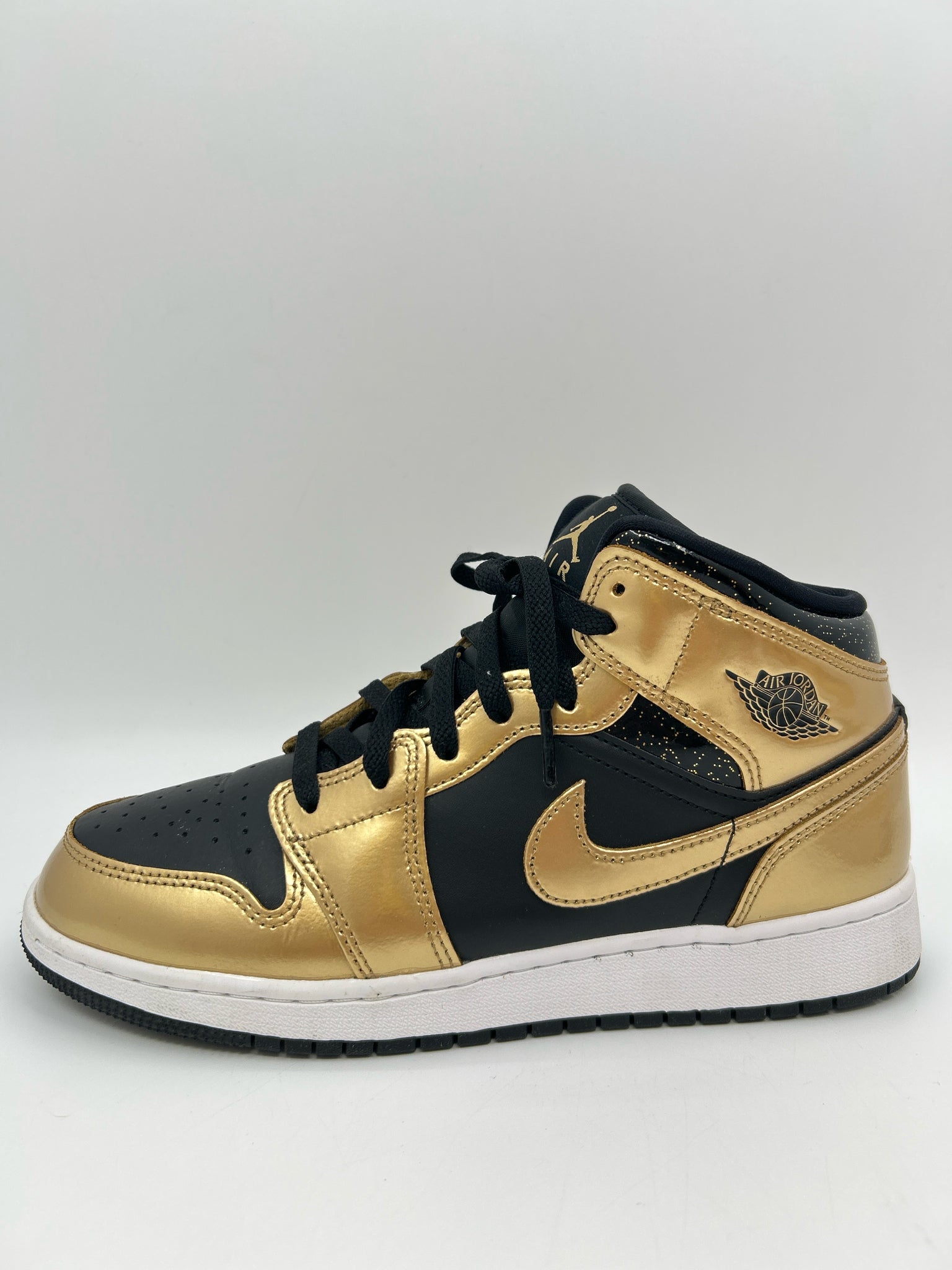 NIKE Size 8.5 BLACK & GOLD Women Sneakers