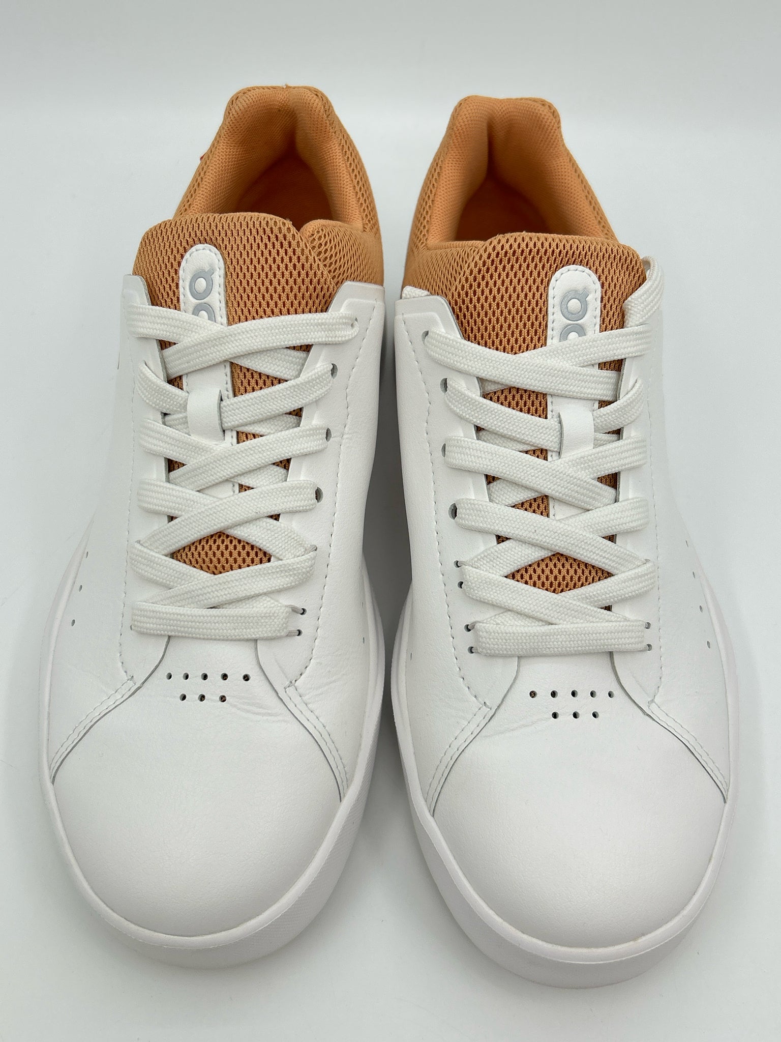 ON CLOUD Size 8 White Women Sneakers