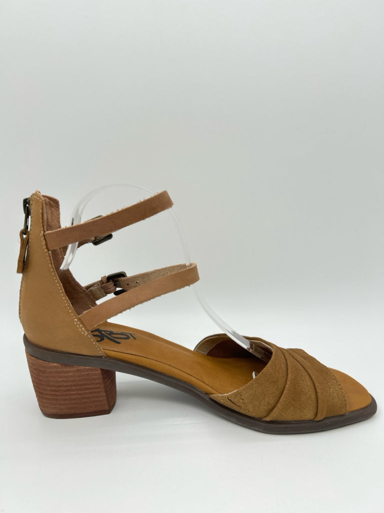 OTBT Size 10M Tan Women's Sandal