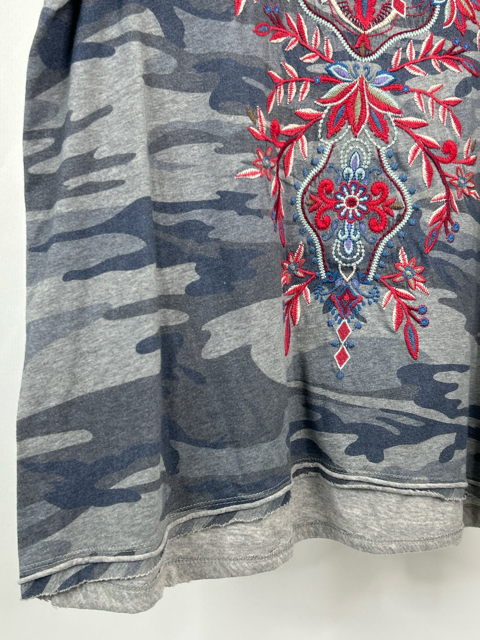 JOHNNY WAS Size M Grey Camo Women T-shirt