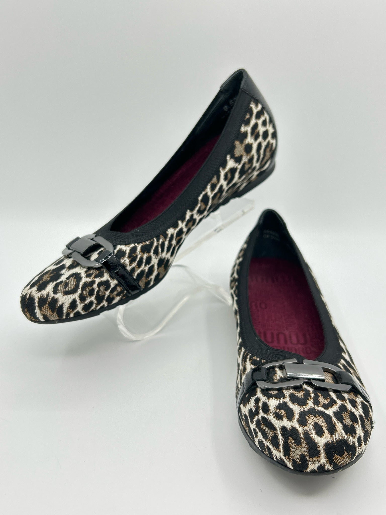 MUNRO Size 9.5N White and black Women Flats