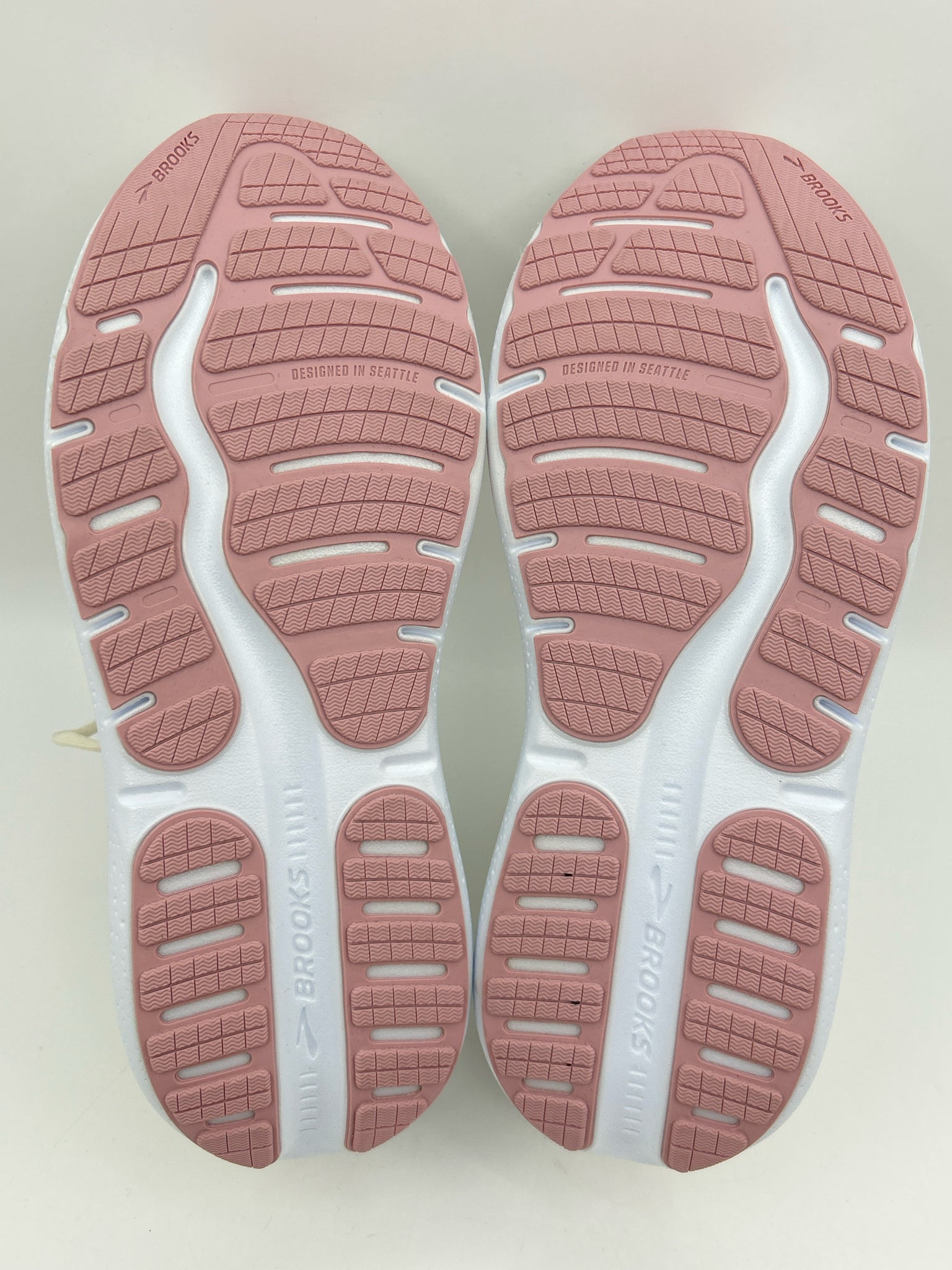 BROOKS NWOB Size 11 Cream Women Sneakers