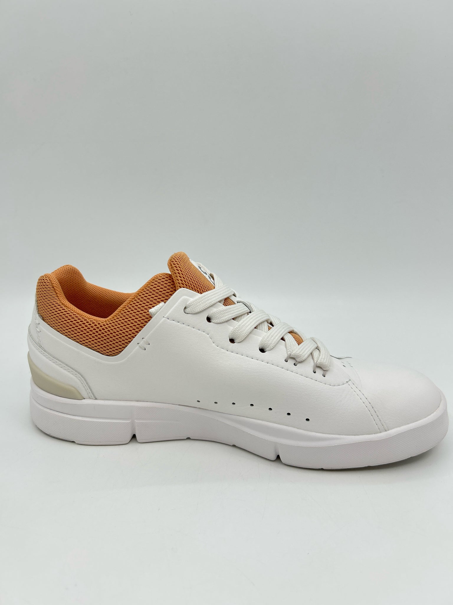 ON CLOUD Size 8 White Women Sneakers