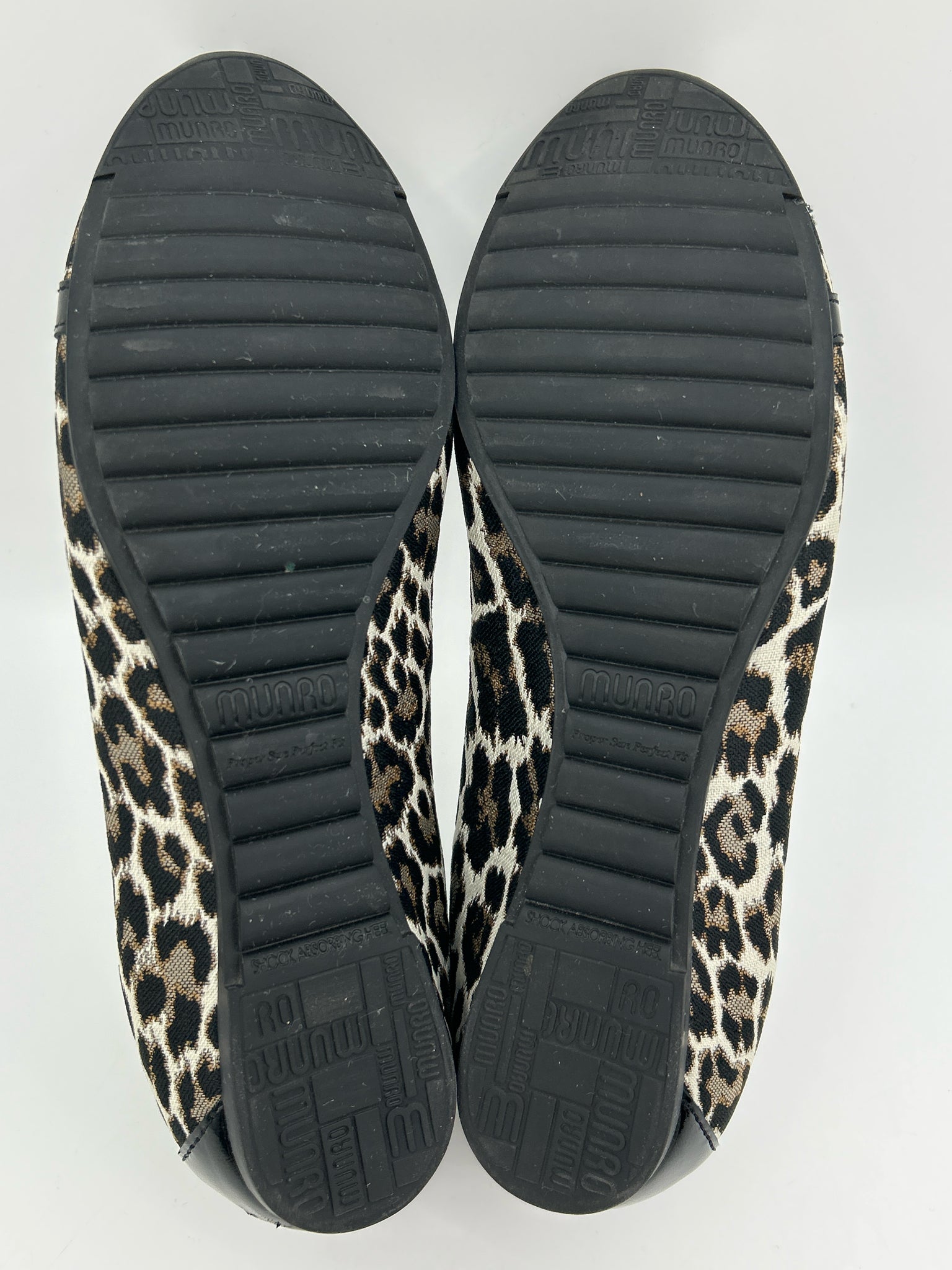 MUNRO Size 9.5N White and black Women Flats