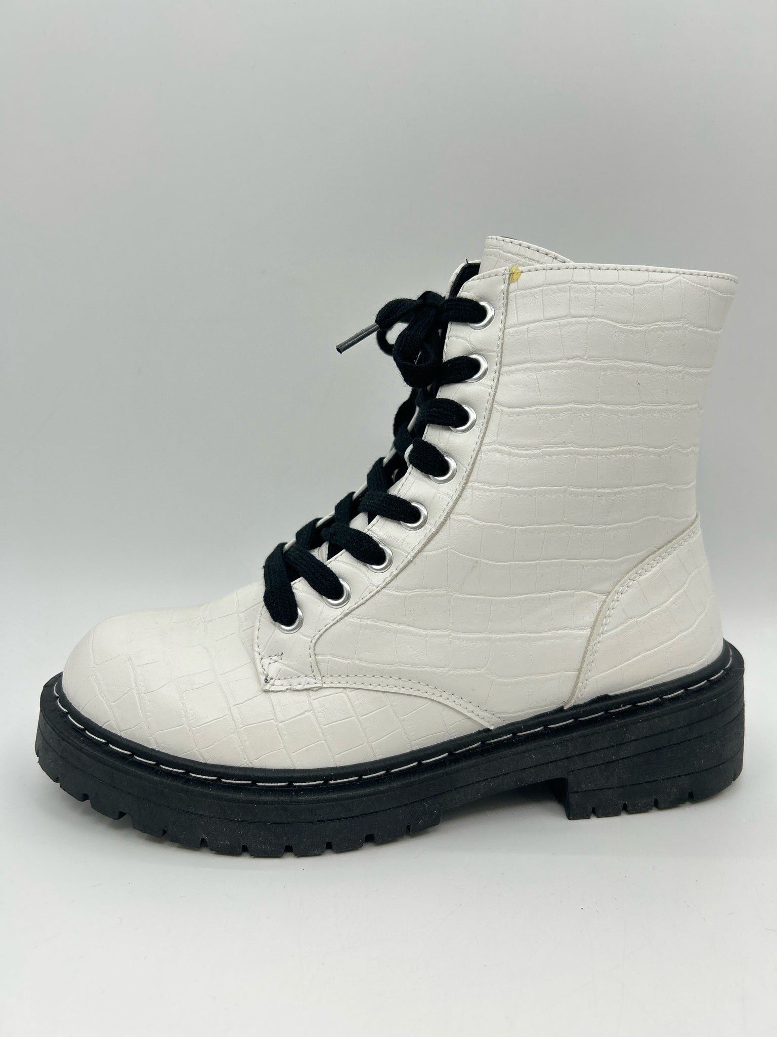 TRUE CRAFT NIB Size 7.5M White & Black Women Boots