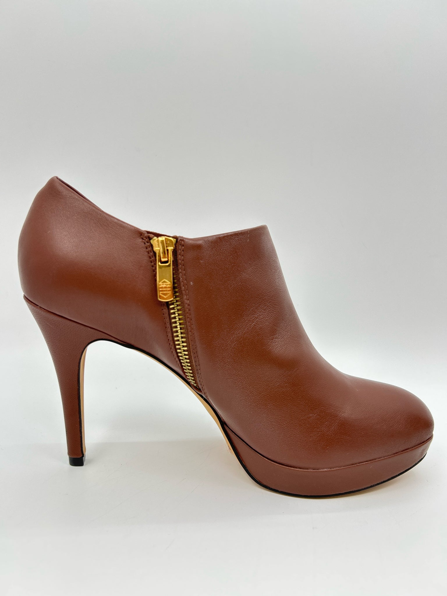 VINCE CAMUTO Size 9.5M COGNAC Women Booties