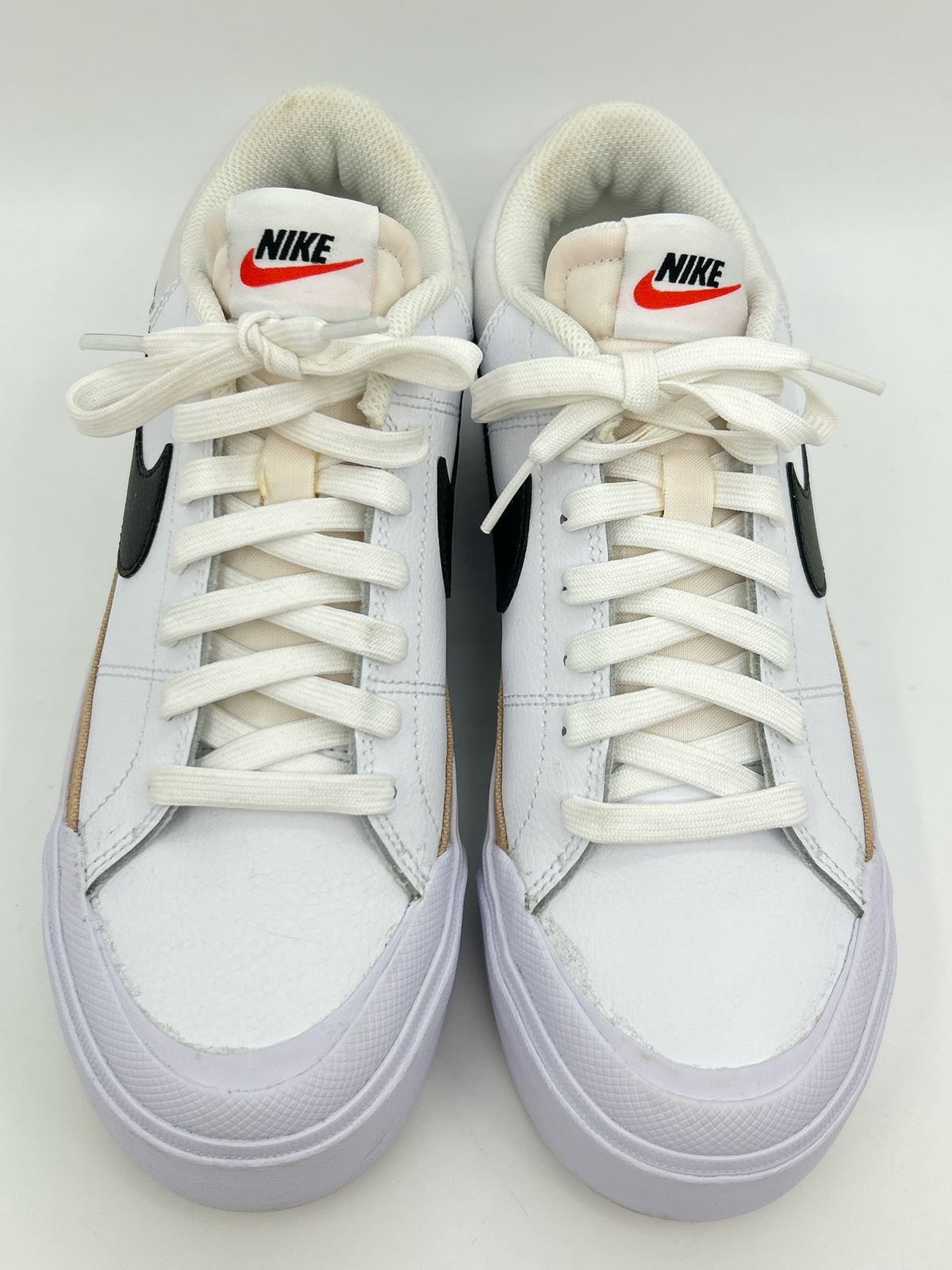 NIKE Size 8 White and black Women Sneakers