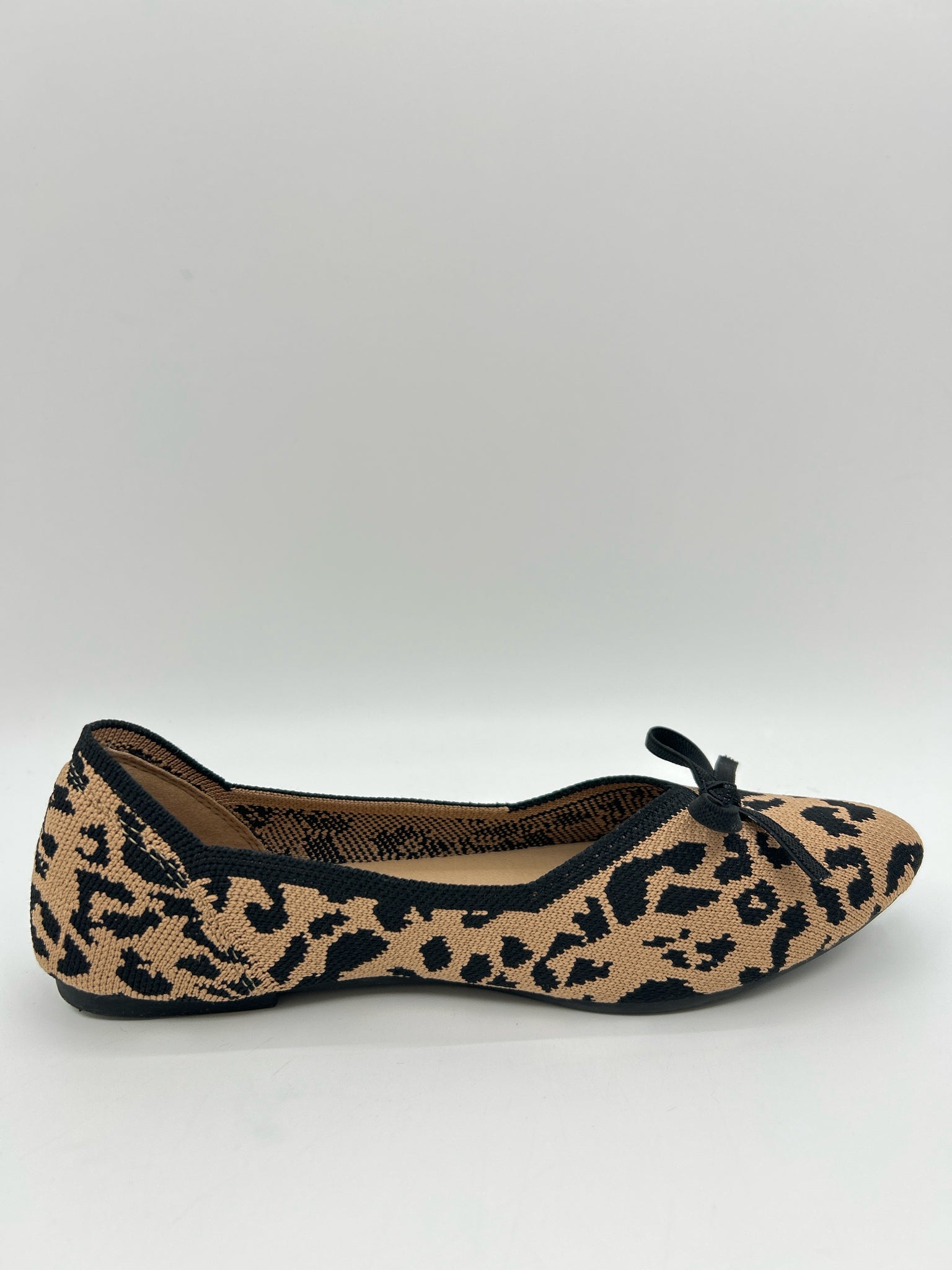 TAHARI Size 7 Tan and Black Women Flats