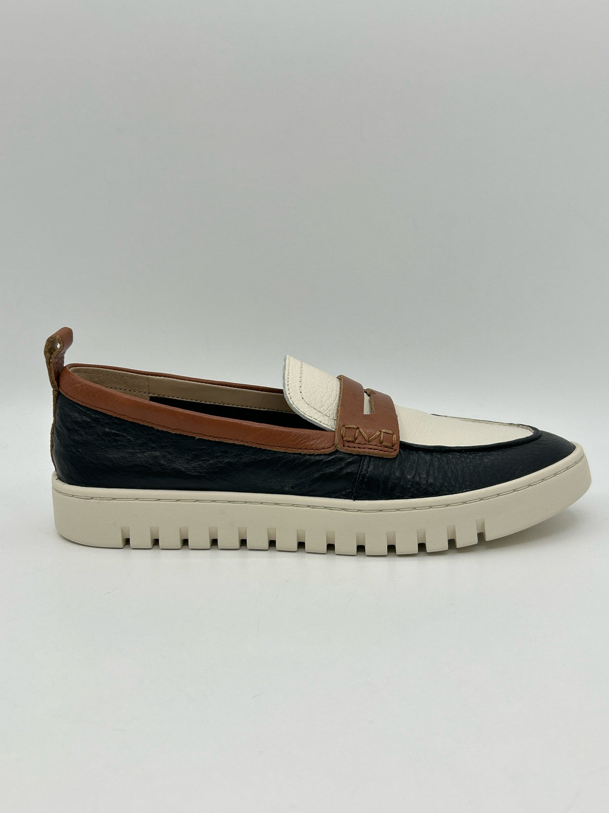 VIONIC Size 8.5M CREAM AND BLACK Women Loafer