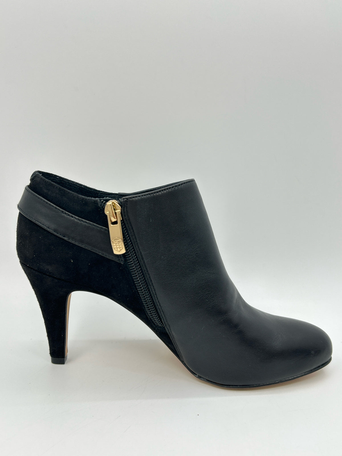 VINCE CAMUTO Size 7M Black Women Booties
