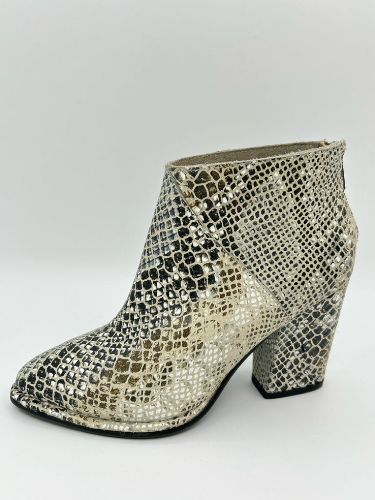 DIBA TRUE Size 6.5 White & Black Women Booties