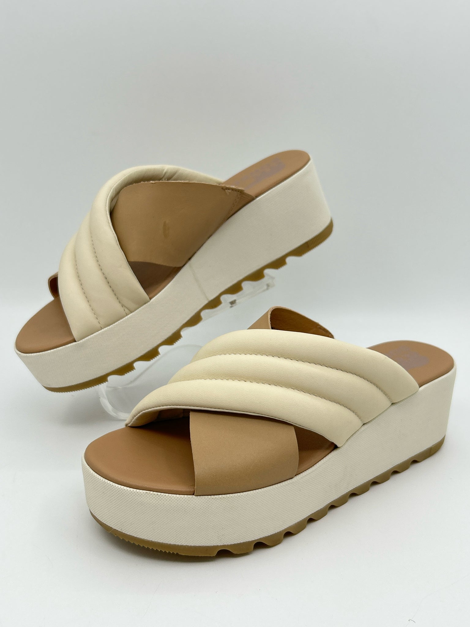 SOREL Size 8.5 Chalk and Beige Women Sandal