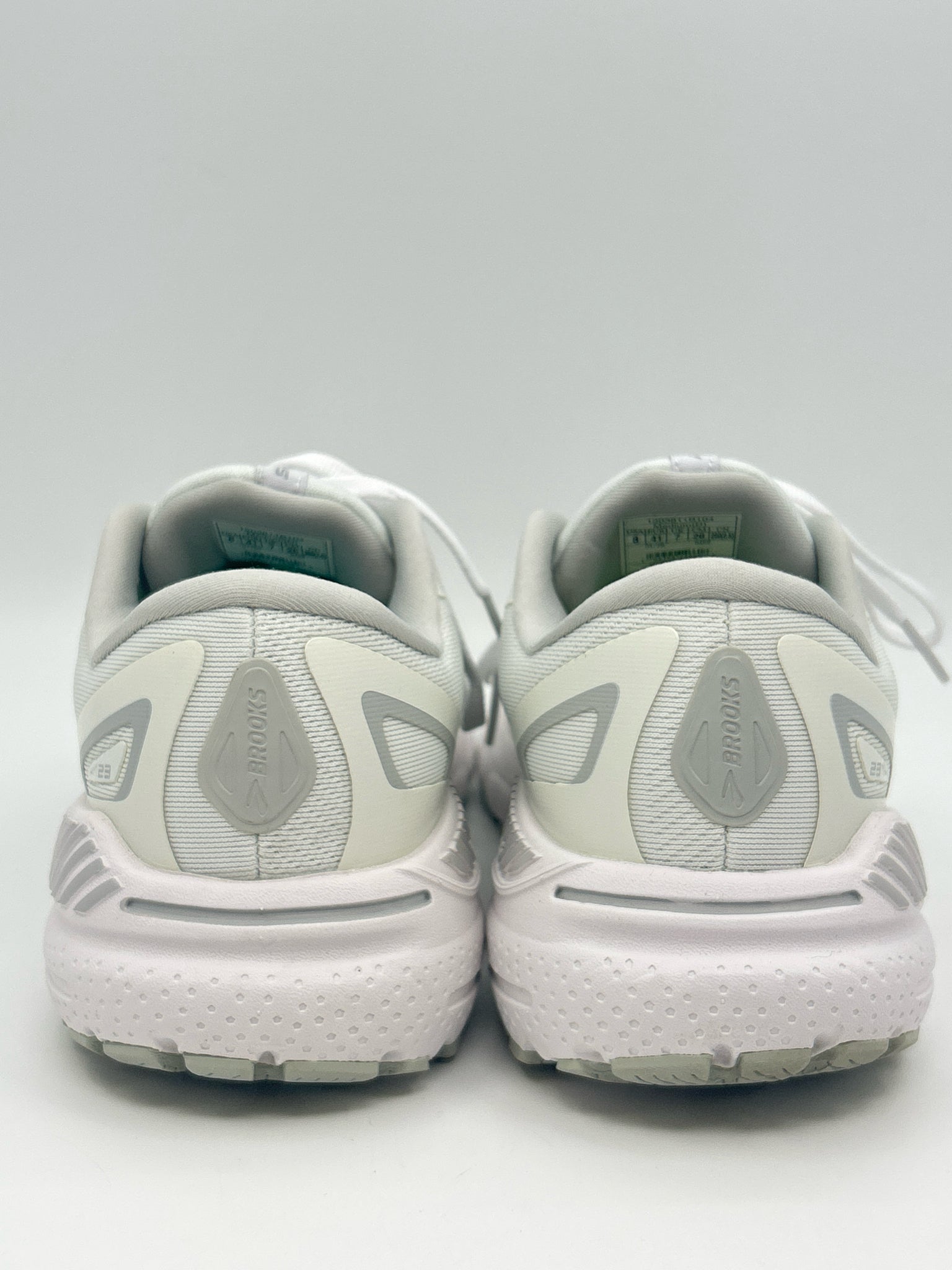 BROOKS Size 8 White Women Sneakers