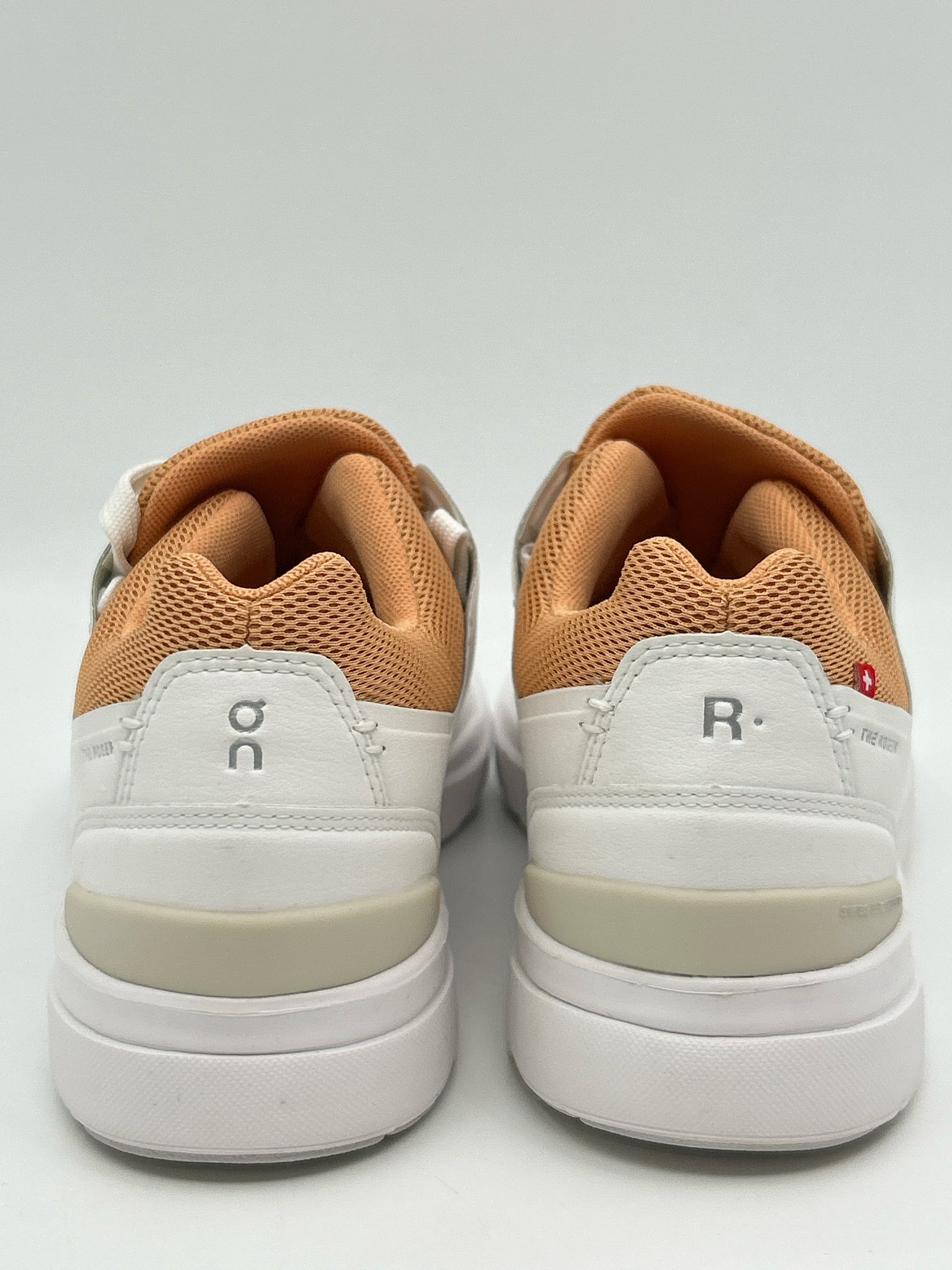 ON CLOUD Size 8 White Women Sneakers