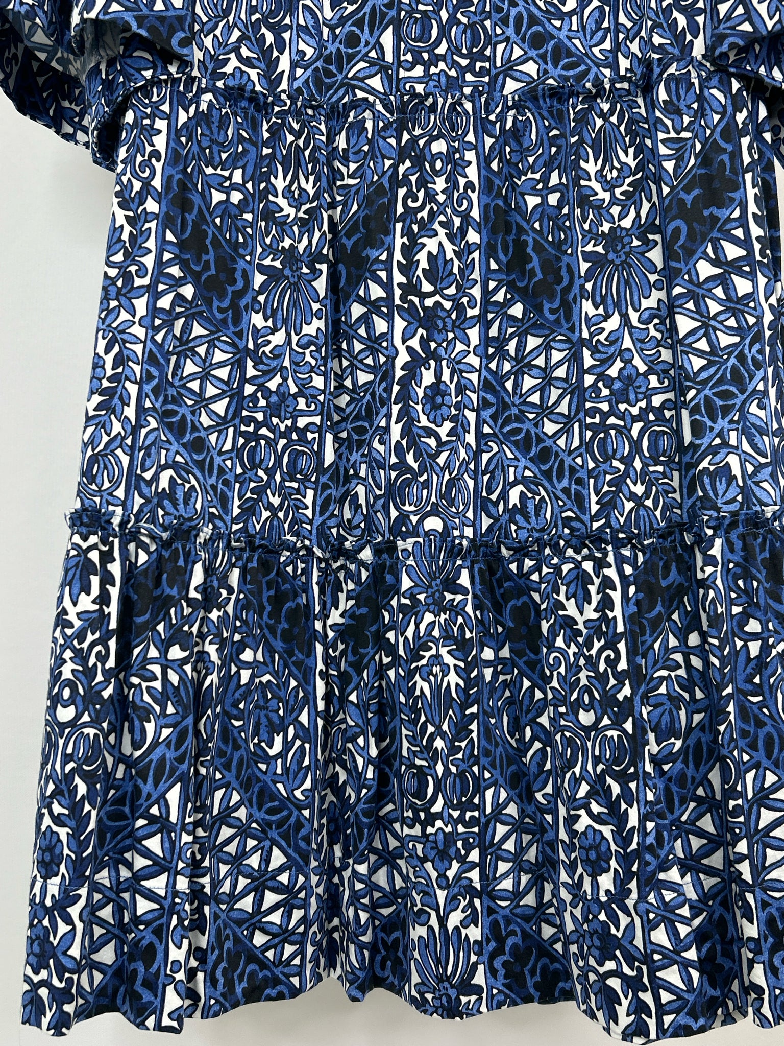 TUCKERNUCK Size M WHITE AND NAVY Women Dress